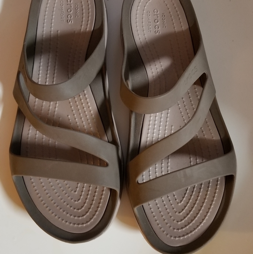 Size 9W Crocs